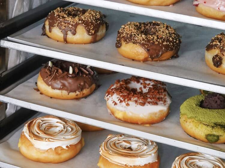 12 ร้านโดนัทแสนอร่อยรอบกรุงเทพฯ ความหวานที่ลิ้มลองได้ในทุกวัน
